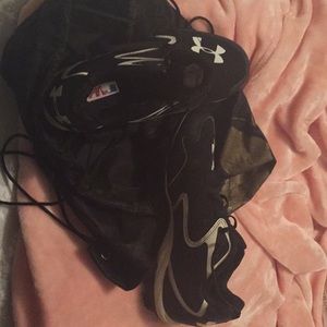 Underarmour boys size 6.5 baseball cleats